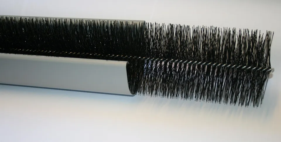 marley-rinnenraupe-120-mm-x-120-cm-laubschutz-aus-pe-borsten image 1